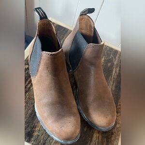 Womens Blundstones, 1970, low heel women’s series. Size 8 in antique brown.
